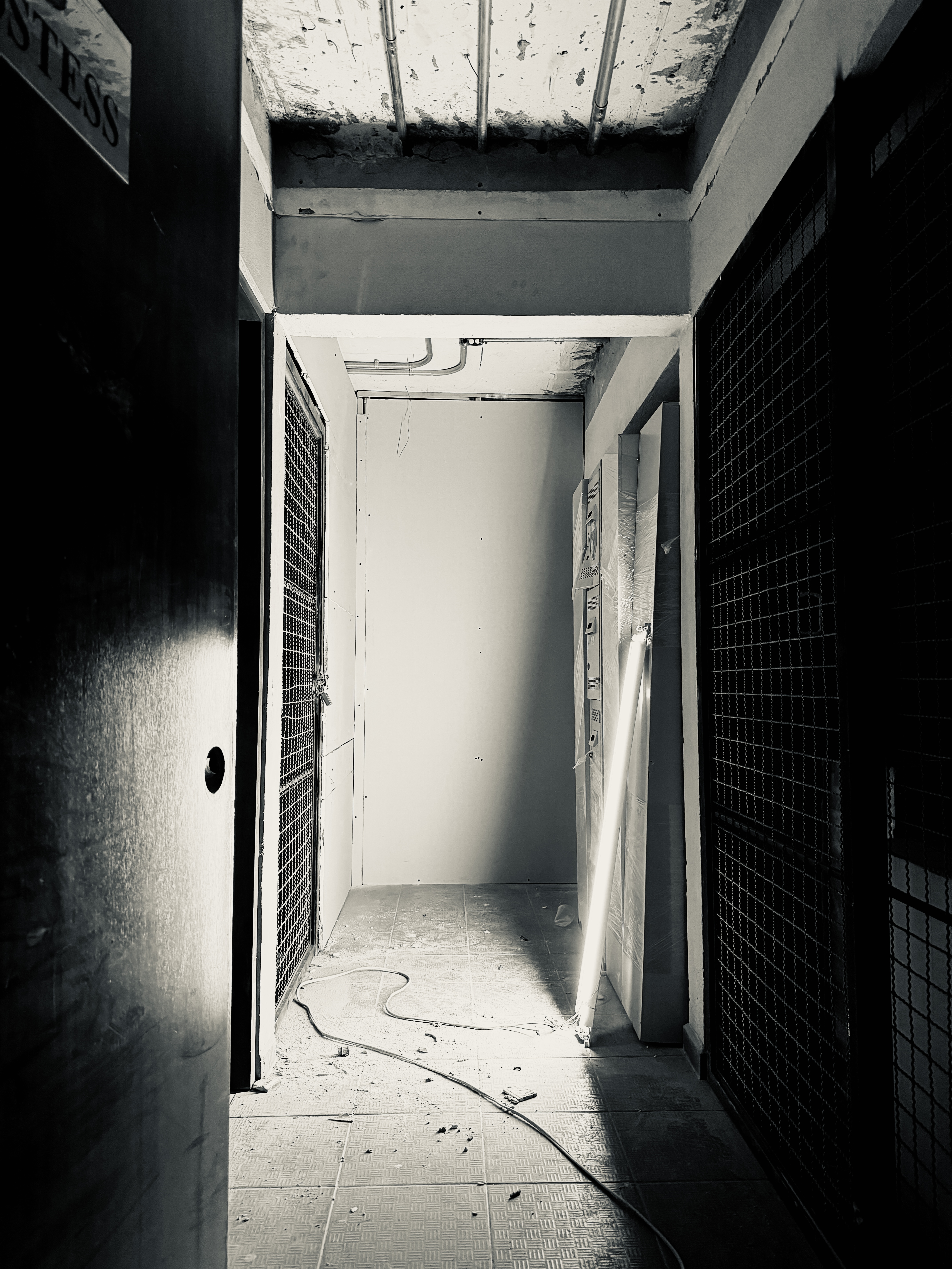Pasillo en obra negra durante una remodelación