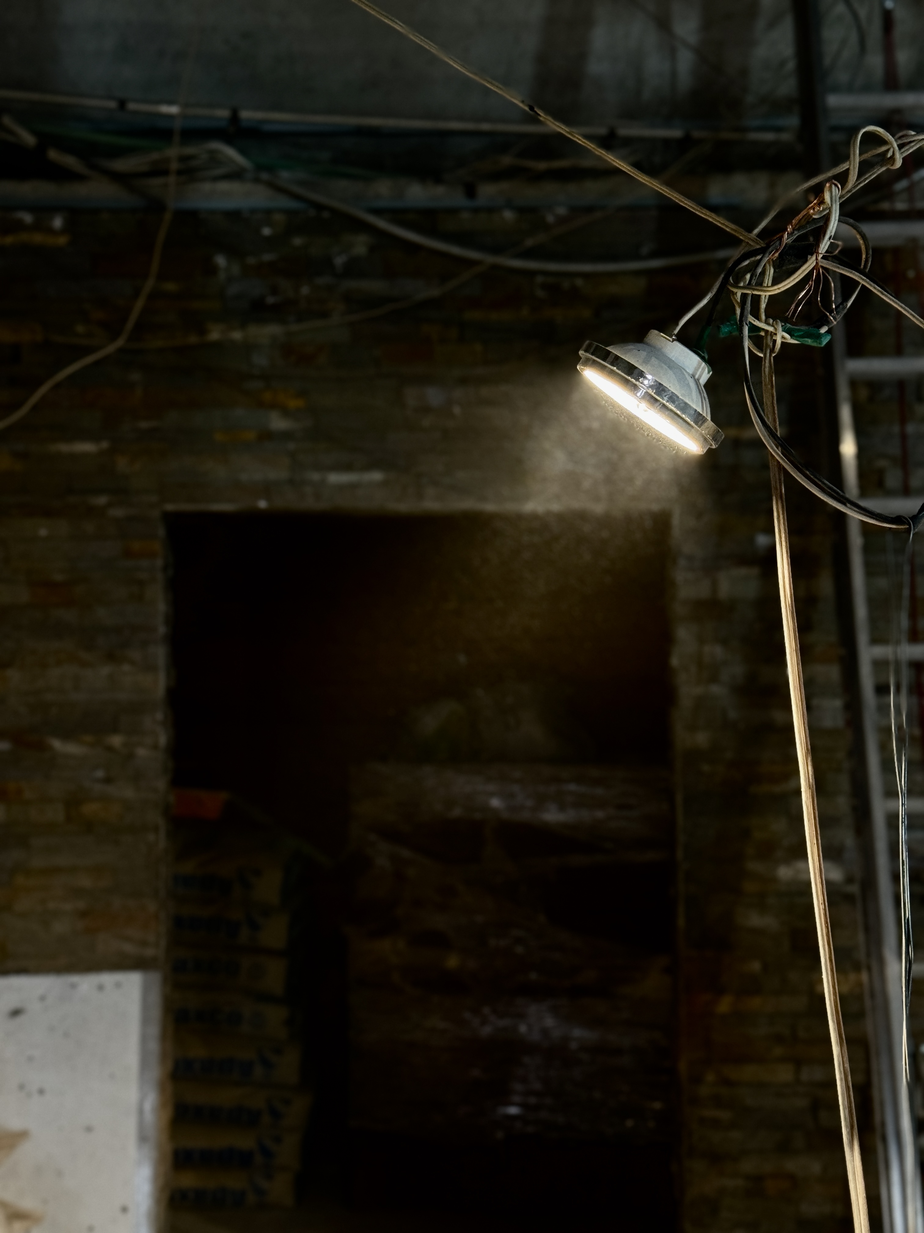 Lámpara de trabajo iluminando un espacio en obra