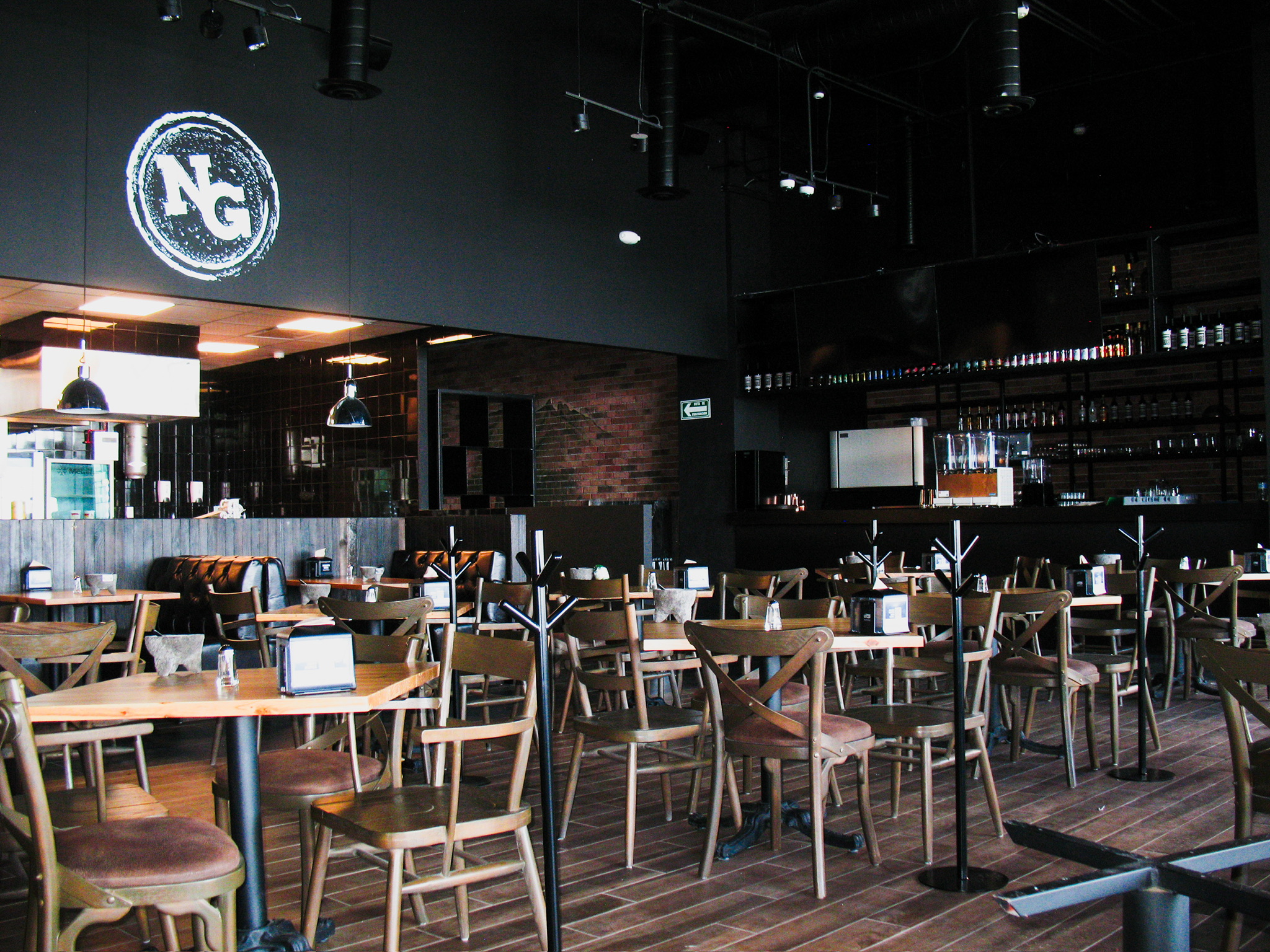 Interior remodelado de una sucursal de Noreste Grill